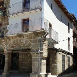 Casa antigua de plaza de pueblo con fachada restaurada