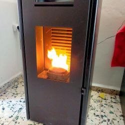 Estufa moderna de pellet en interior de vivienda