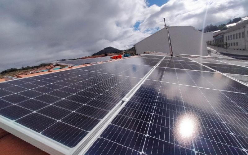 Vista de tejado con paneles solares