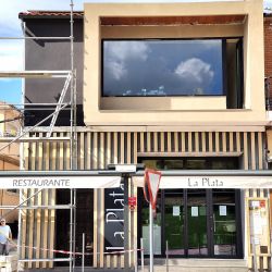 Exterior de nueva construcción de Restaurante La Plata con estilo minimalista moderno