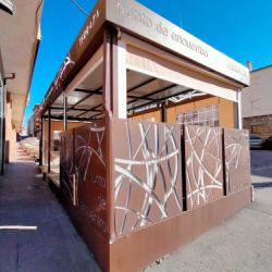 Terraza cubierta de bar Punto de Encuentro con estilo modernoo