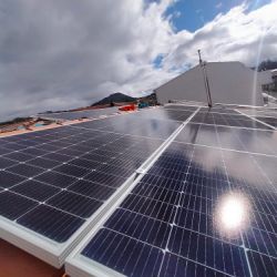 Vista de tejado con paneles solares