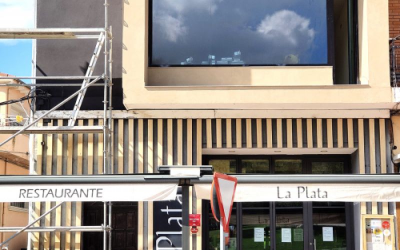 Exterior de nueva construcción de Restaurante La Plata con estilo minimalista moderno